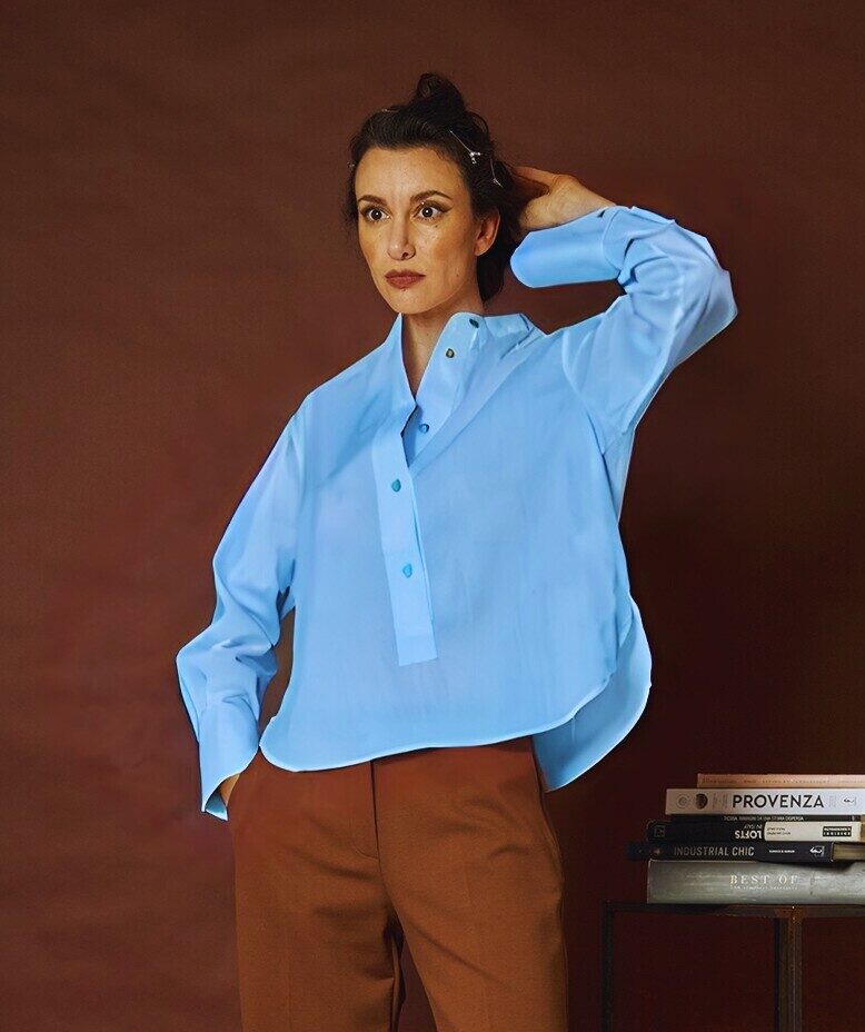 Gaiši zila blūze ar stāvapkakli 