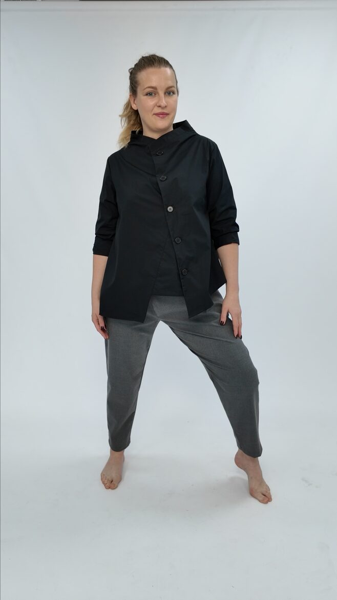 Asimetriska melna kokvilnas blūze ar stāvapkakli