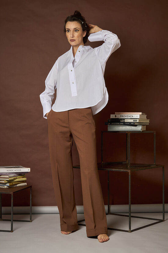 Blūze ar stāvapkakli baltā