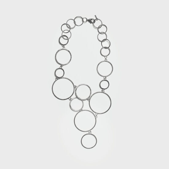 Sudraba pārklājuma kaklarota ar ģeometrisku dizainu