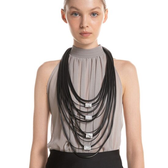 Daudzslāņu kaklarota ar balta metāla akcentiem