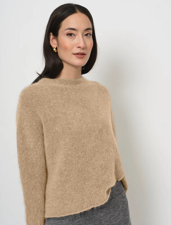 Bēšs alpaka džemperis ar garām piedurknēm