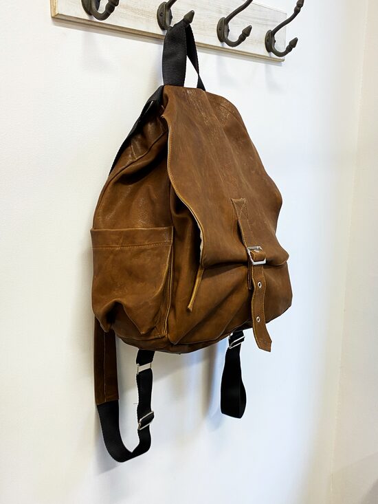 Ādas mugursoma / karameļu + gaiši pelēka