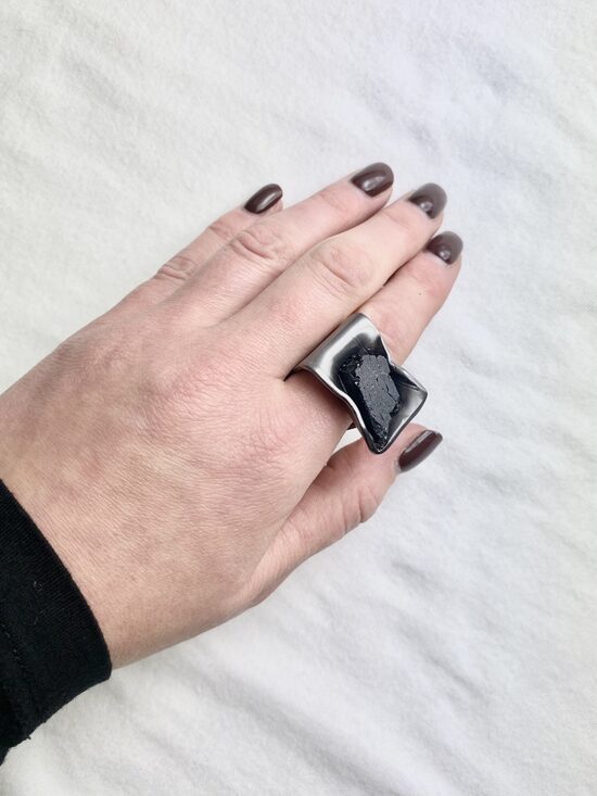 Gredzens ar melnu turmalīnu 