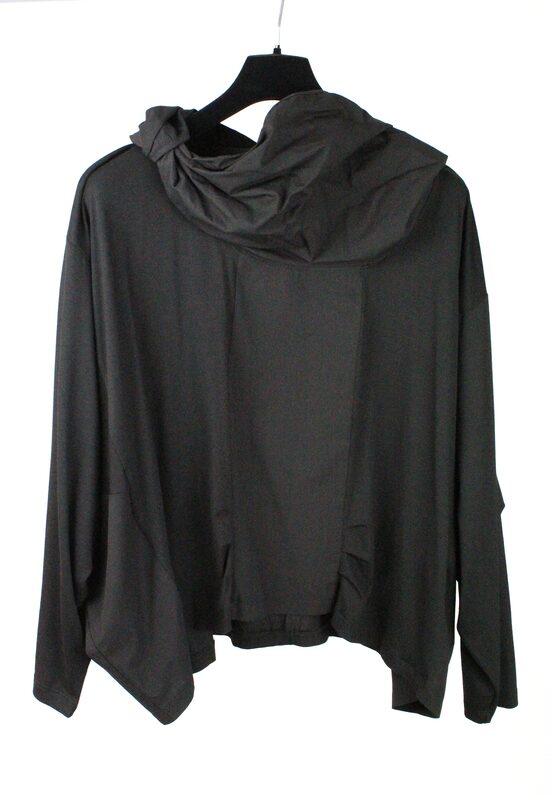 Sieviešu tops ar apjomīgu apkakli / melns