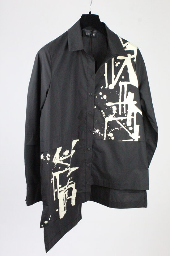 Asimetriska melna blūze ar printu OZAI N KU