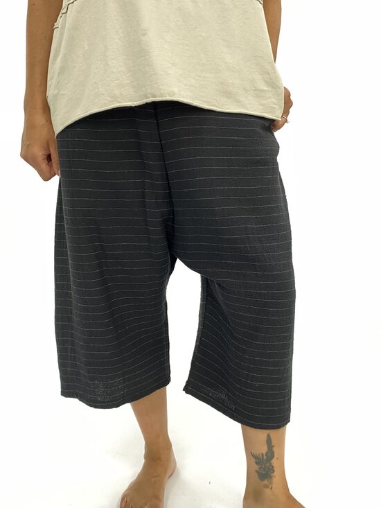 Bikses ar zemu stakli un smalku svītru rakstu / WT823129