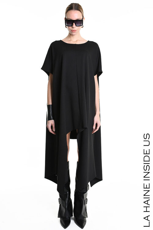 Asimetriska melna kleita ar brīvu piegriezumu