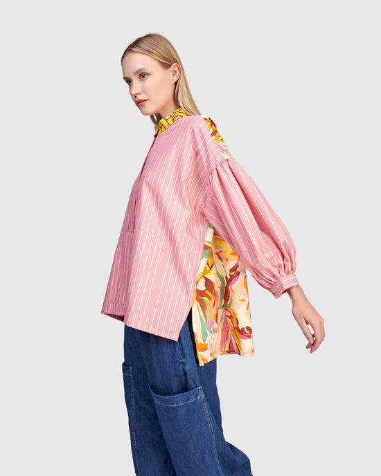 Rozā svītraina blūze ar kuplām piedurknēm un kontrastējošām detaļām