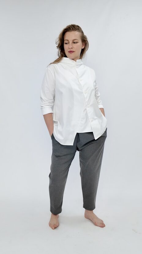 Asimetriska balta kokvilnas blūze ar stāvapkakli