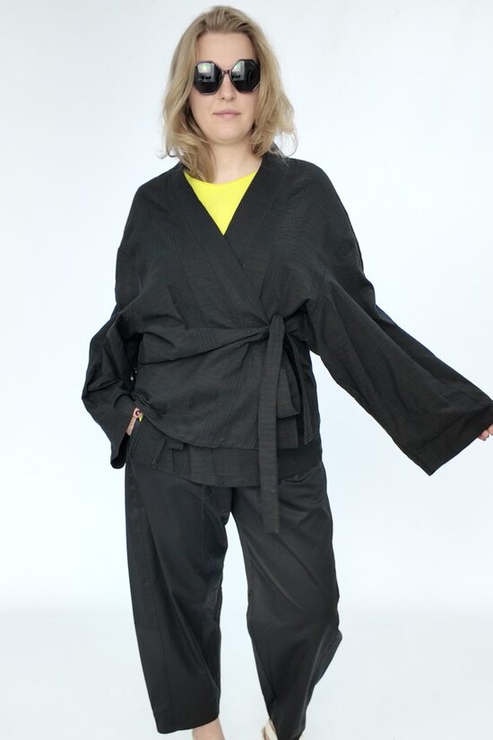 Melna kimono stila žakete ar jostu