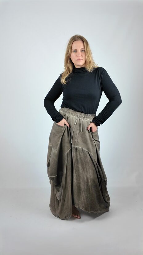 Gari brīvi krītoši svārki 