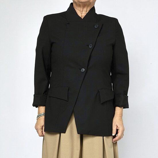 Žakete ar asimetrisku aizdari 