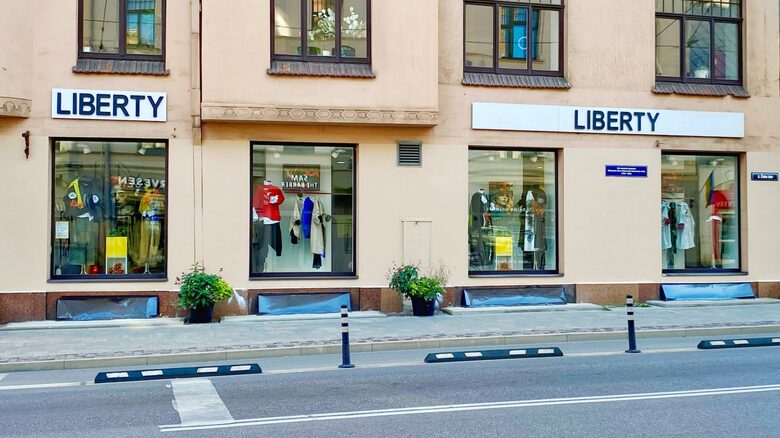 Sieviešu apģērbu veikals LIBERTY. Četri spilgti noformēti skatlogi apģērbu veikalā